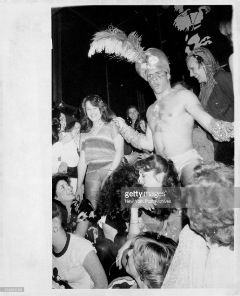 Женщины на стриптизе, 1980 год.

..3