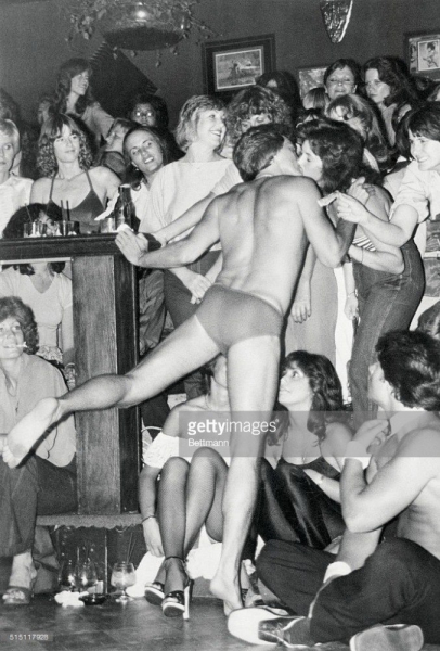 Женщины на стриптизе, 1980 год.

..2