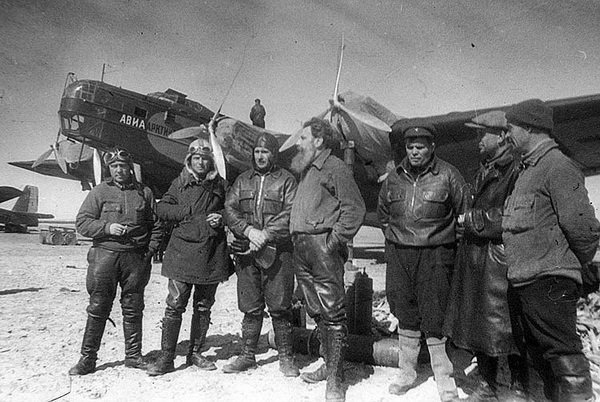 13.04.1934 в Арктике завершена операция по спасению экипажа и..0