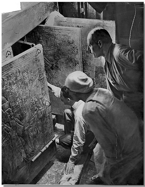 16.02.1923 Г.Картер вскрыл гробницу Тутанхамона, где стоял огромный..0