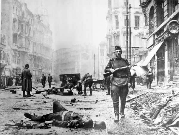 Битва за Берлин началась 16 апреля, и закончилась 8 мая 1945 года. По..0