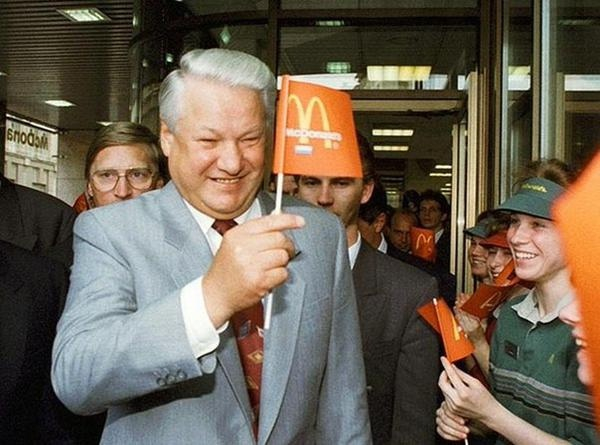 Борис Николаевич Ельцин на открытии Макдональдса в Москве...0