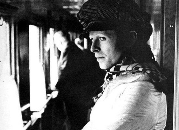 Дэвид Боуи во время путешествия по Транссибу, 1973 год.

Больше..2