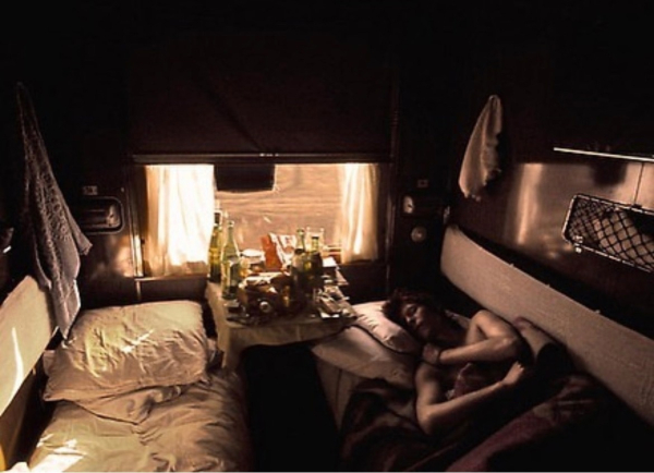 Дэвид Боуи во время путешествия по Транссибу, 1973 год.

Больше..6