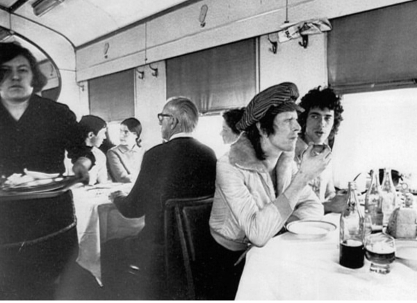 Дэвид Боуи во время путешествия по Транссибу, 1973 год.

Больше..0