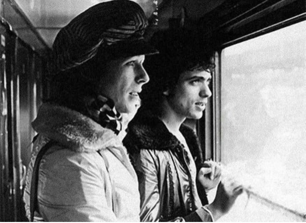 Дэвид Боуи во время путешествия по Транссибу, 1973 год.

Больше..1