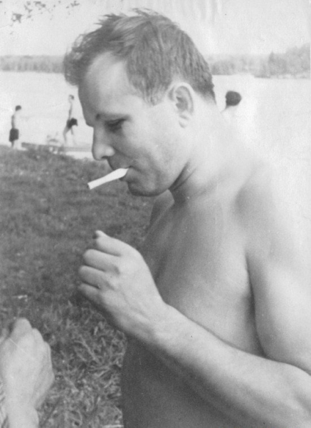Юрий Гагарин с друзьями на загородном пикнике. СССР. 1960-е.

Больше..0