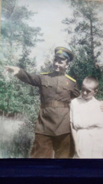 Летчик-истребилель Храмов Николай Иванович с сыном Олегом. 1948..0