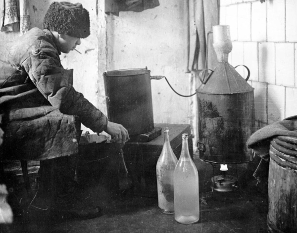 Мужчина варит самогон, 1920-е годы.

..0