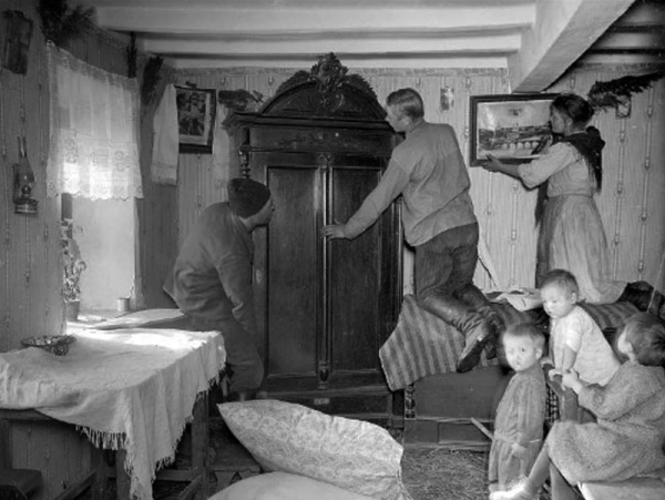 Новоселье – семья бывшего батрака вселяется в дом кулака, 1929..0