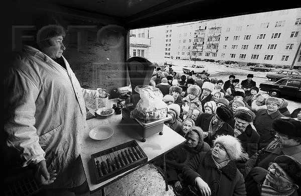 Продовольственная очередь в СССР. Вторая половина 80-х.

Больше..0
