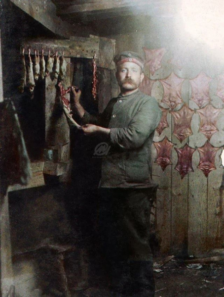 Прусский солдат дубит крысиные шкуры в землянке. Первая Мировая..0