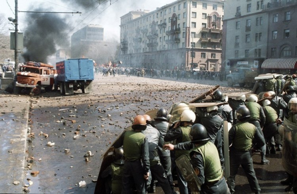 Разгон первомайского шествия коммунистов. Москва. 1993 г.

Больше..0