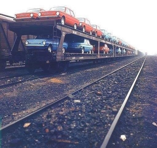 Редкое фото. Запорожцы идут на Москву.

..0