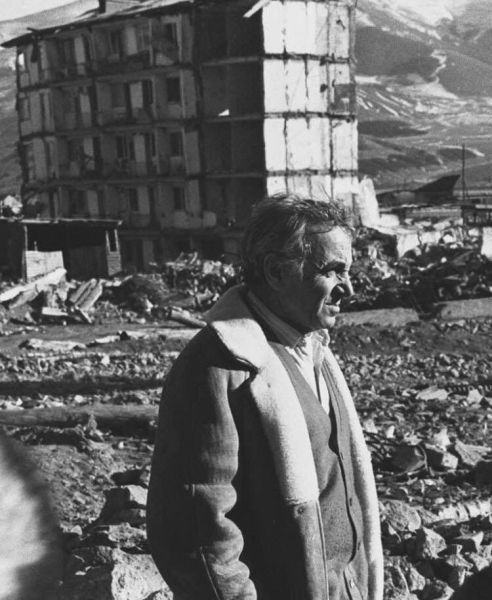 Шарль Азнавур на руинах Спитака после землетрясения, Армения, 1988..0