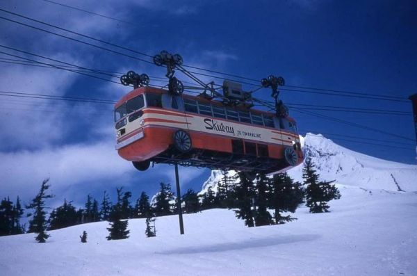 Такой необычный автобус ходил на американский горный курорт..0