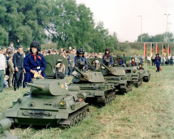 Техника Пионерской танковой бригады (под Т-34, Т-34Т, Т-55 и СУ-100) из..0