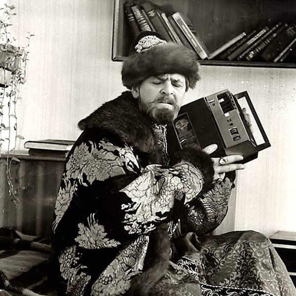 Великий князь Московский и всея Руси слушает японскую магнитолу..0
