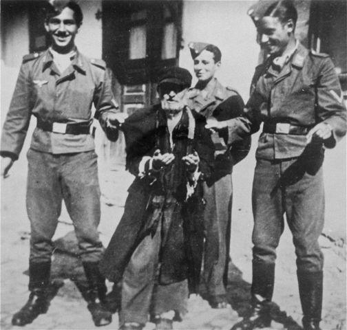 Весёлые немецкие солдаты поймали на улице старого еврея...0