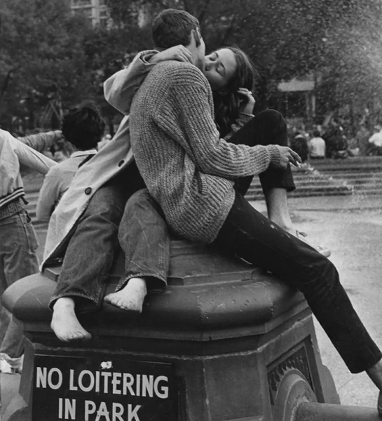 Влюбленные в парке Вашингтон-сквер, Нью-Йорк, 1962 год

Больше..0