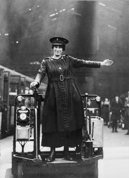 Водитель вагонетки. Станция Liverpool Street. Англия. 1916 г.

Больше..0