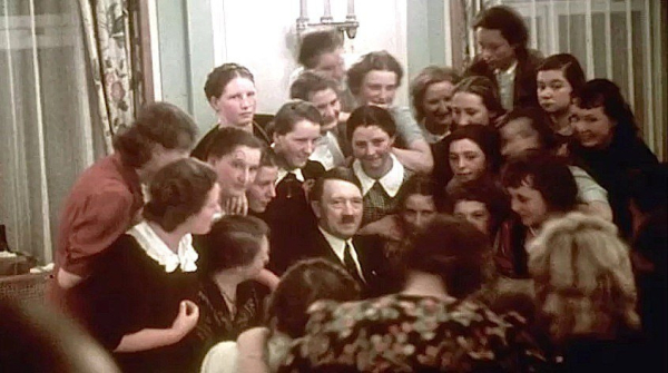Адольф Гитлер в окружении поклонниц, Германия, 1939 год.

Больше..0