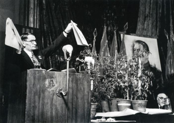 Академик Трофим Лысенко на сессии ВАСХНИЛ, Москва, СССР, 1948..0