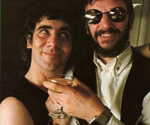 Барабанщик из «The Who» Кит Мун спаивает барабанщика конкурирующей..0