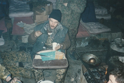 Быт российских войск в одном из домов в Грозном, Чечня, февраль 1995..0