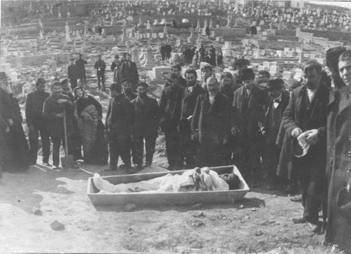 До середины XX века была традиция фотографироваться у гроба с..5