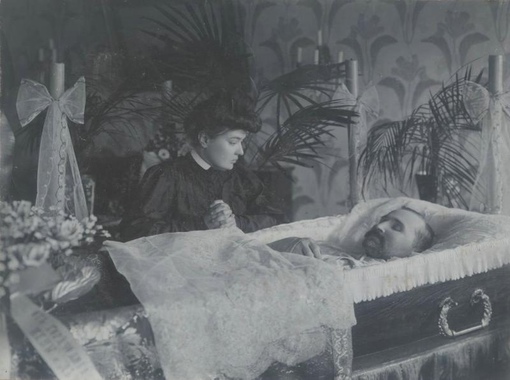 До середины XX века была традиция фотографироваться у гроба с..0