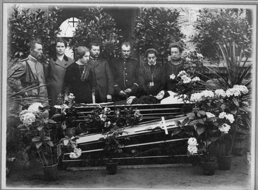 До середины XX века была традиция фотографироваться у гроба с..6