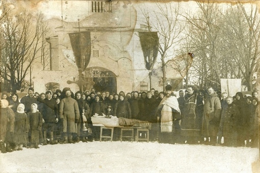 До середины XX века была традиция фотографироваться у гроба с..1