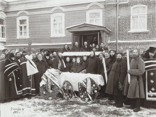 До середины XX века была традиция фотографироваться у гроба с..4