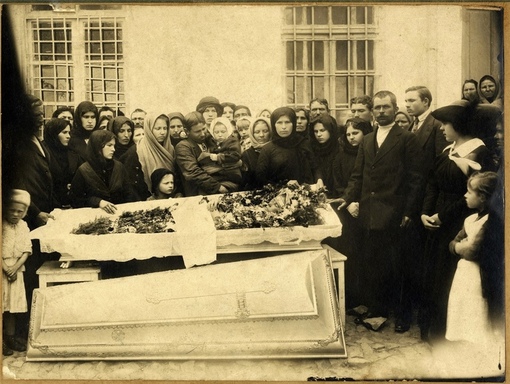 До середины XX века была традиция фотографироваться у гроба с..7