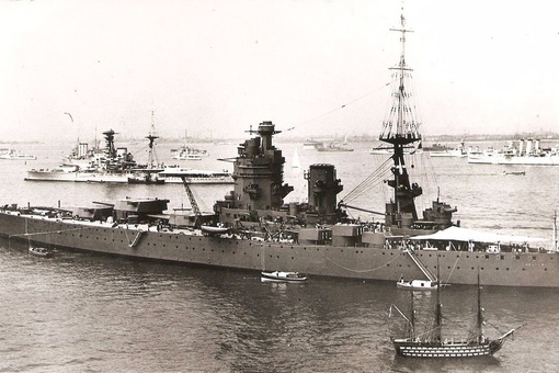HMS Nelson не самый крупный из линкоров, 1930-е. По фотографии однако..0
