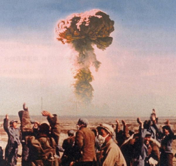 Китайцы празднуют успешное испытание первой атомной бомбы, 1964..0