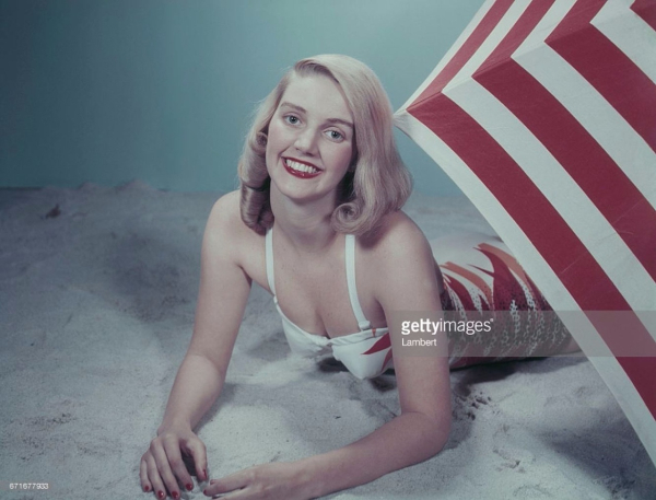 Молодые женщины позируют на пляже, США, 1940-е.

Больше исторических..0