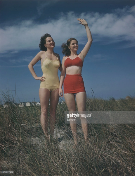 Молодые женщины позируют на пляже, США, 1940-е.

Больше исторических..4