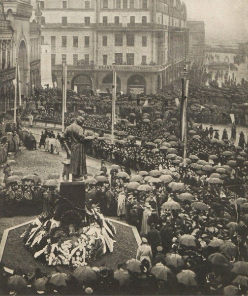 Москва, открытие памятника Ивану Фёдорову, 1909 год.

Больше..0