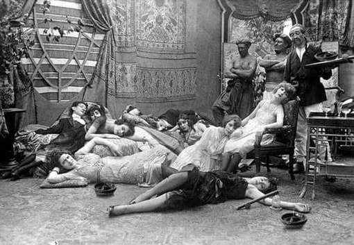 Опиумная вечеринка, 1920 год
..0