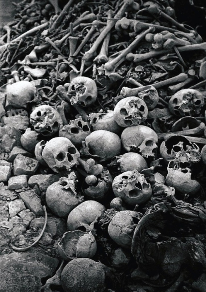 Останки узников концлагеря, Померания, 1945 год.

Больше..0