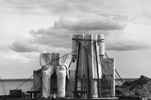 Памятник Марксу и Энгельсу, 1986 год.
Фотограф: Sibylle Bergemann.

Больше..0