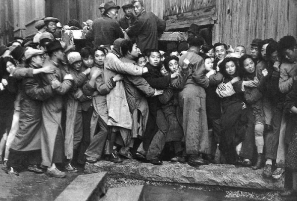 Последний день раздачи золота Куомитангом. Шанхай, Китай, 1949 год...0