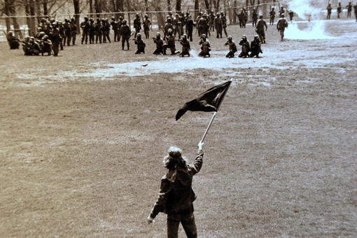 Расстрел в Кентском университете, 1970 год.

4 мая 1970 года во дворе..0