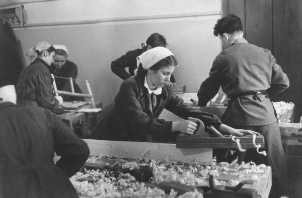 Урок труда в советской школе, 1958 год.

..0