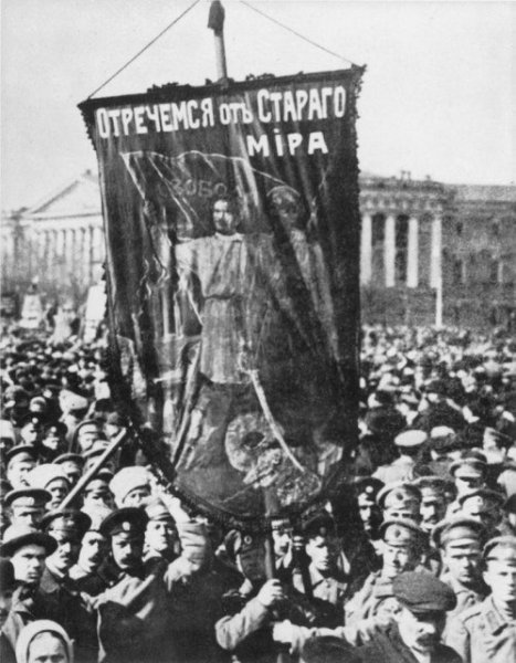 1917 год. Внучка декабриста слышит шум на улице и посылает прислугу..0