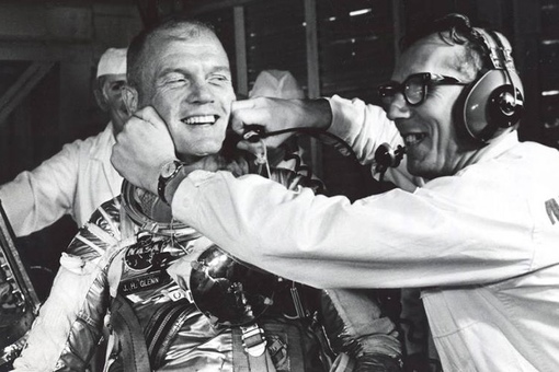 20.02.1962 американский астронавт Джон Гленн на корабле..0