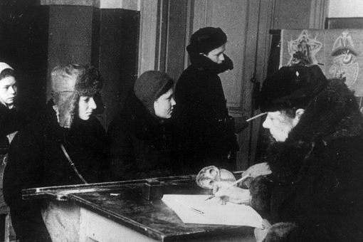 3 ноября 1941 г. начался учебный год в 103 школах блокадного..0