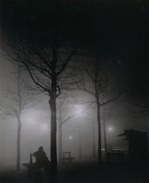 Авеню Обсерватории, Париж, 1932 год.
Фотограф: Брассай.
Больше..0